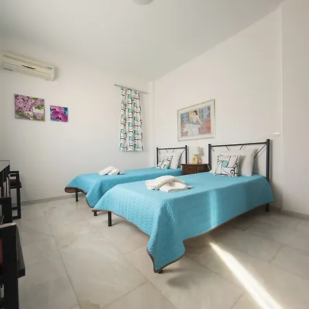 فيلة Jiannis House